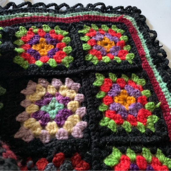 v i n t a g e :: Large Granny Square Crochet Blanket Throw Afghan - Picture 13 of 15